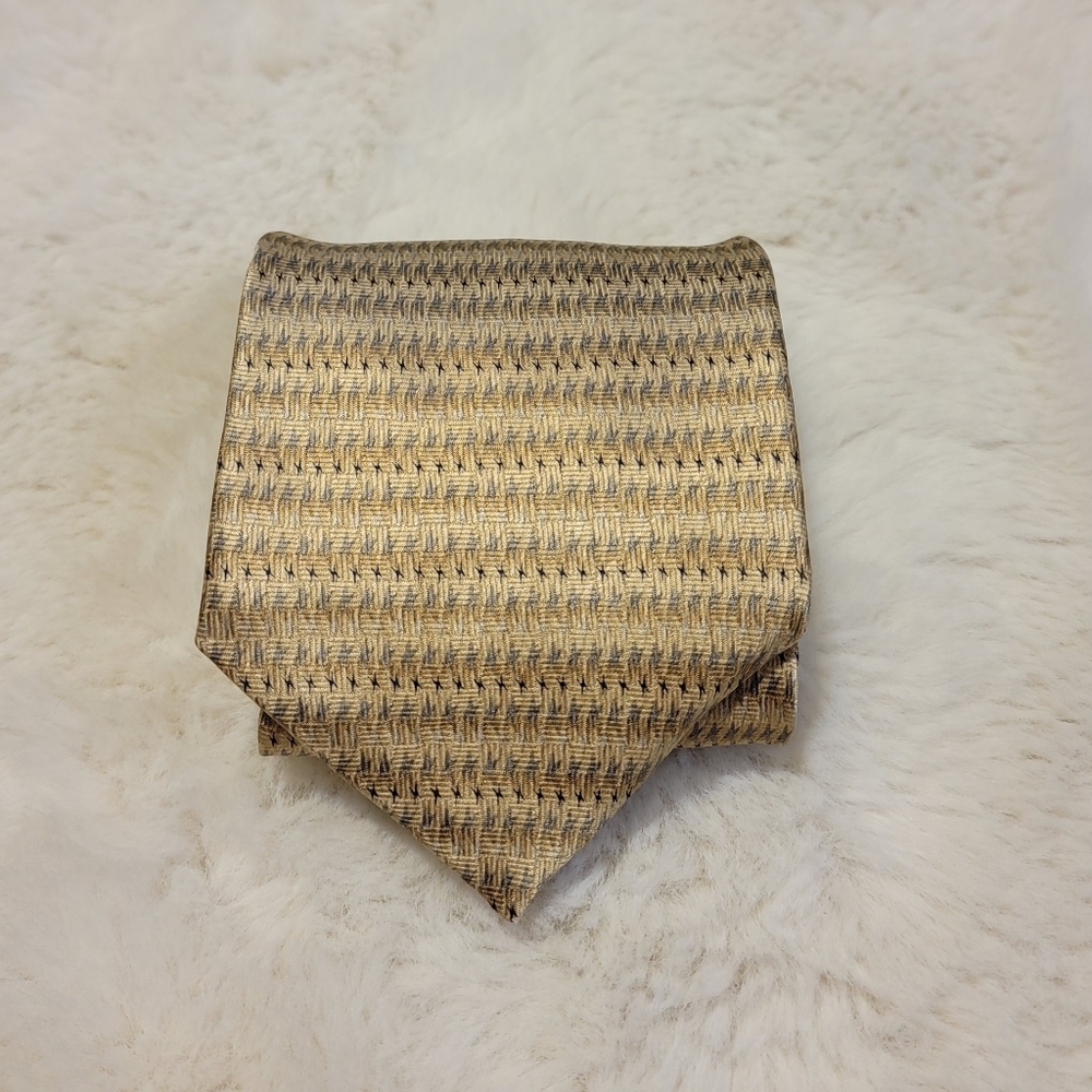 Bill Blass 100% silk tie in gold with blue stitching